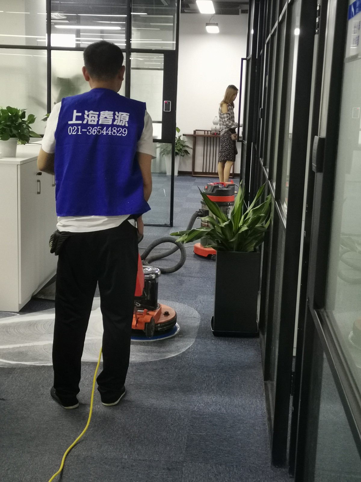 上海地毯清洗:办公楼与酒店地毯深层护理的实用方法